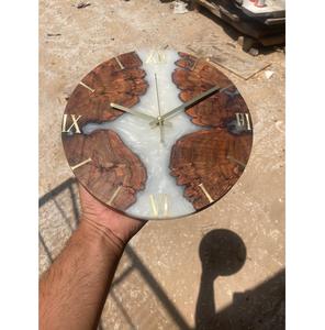 Horloge murale élégante en résine et en bois avec des détails faits à la main, une finition durable et un design artistique contemporain - Product Image 1