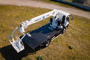 رافعة شاحنة بذراع مستقيم بارتفاع عمل 17 متر وقدرة رفع 8 أطنان تستخدم في المشاريع الهندسية - Product Image 3