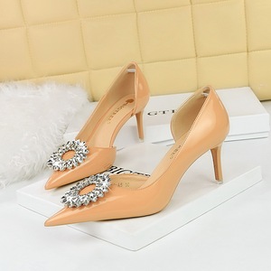 Nouvelles Chaussures à Talons Hauts 2023 Très Vendues, Talons Fins, Bout Pointu, Cuir Verni, Coupes Latérales Évidées, Boucle Strass, Chaussure Unique - Product Image 3