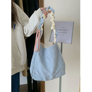Bolso Tote Azul Blanco de Color Sólido con Pliegues, Cierre Magnético y Bolsillo con Cremallera para Uso Diario, Verano 2024 - Product Image 4