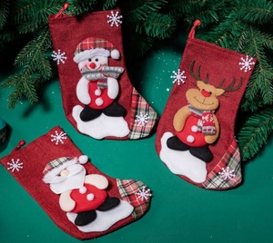 Vente en gros de mini bas de Noël avec logo personnalisé décoration de sac de bonbons avec broderie de bonhomme de neige lettre rouge pour les vacances de Noël - Product Image 2