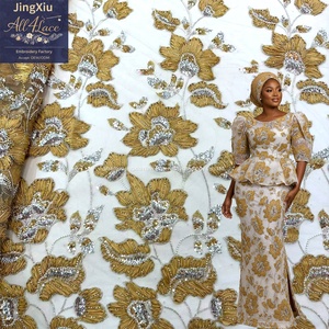 Tela de encaje africana con bordado floral 3D dorado, con cuentas y lentejuelas sobre malla blanca para vestido de novia nigeriano Aso Ebi - Product Image 1
