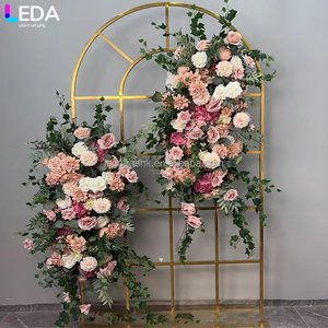 Suministros para eventos de boda LEDA, camino de mesa de flores artificiales de alta calidad hechas a mano con rosas rosas y hojas verdes - Product Image 1