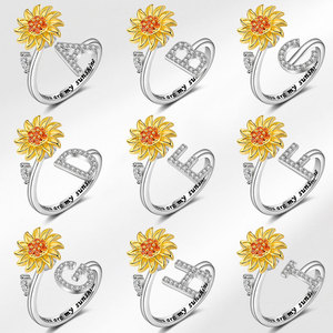 Anillos al por mayor con 26 letras iniciales, personalizados con circonitas pavé, chapados en oro sobre cobre, giratorios con diseño de girasol, joyería para aliviar la ansiedad para mujer - Product Image 1