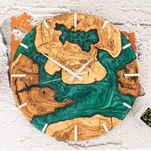 Reloj de Pared Moderno Hecho a Mano con Resina y Madera, Diseñado para Agregar Interés Visual Mientras Proporciona una Visualización Precisa del Tiempo - Product Image 3