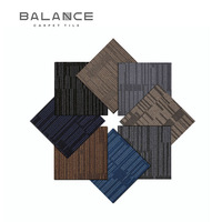 Dalles de moquette modulaires de bureau au design moderne, insonorisées, en fibres de PP, dalles de moquette carrées commerciales pour revêtement de sol
