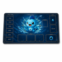 Tapis de jeu TCG et tapis de souris double usage 24x14 pouces en caoutchouc naturel avec bords cousus pour configuration de bureau de jeu
