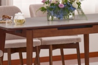 Table à manger moderne pliable et extensible avec plateau en pierre frittée et pieds en bois, pour usage hôtelier, assemblée