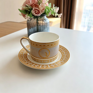 Ensemble de 4 pièces de vaisselle en porcelaine fine (Bone China) : tasses et assiettes rondes avec motif doré, assiettes de présentation en céramique - Product Image 2