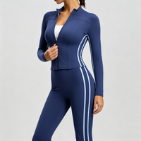 Ensemble de yoga pour femme avec haut à col semi-montant et manches longues à rayures latérales et pantalon évasé, idéal pour le jogging en extérieur, les loisirs quotidiens et les tenues athlétiques urbaines