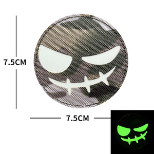 Distintivo Tattico IR Personalizzato Sinister Smirk con Patch a Strappo per Corsa Notturna e Ciclismo - Product Image 6