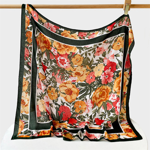 Écharpe en soie personnalisée à imprimé plumes indiennes orange, carrée de 90 cm, en satin, pour femme, à porter comme bandeau ou foulard - Product Image 4