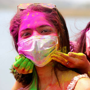 100 g/sac Holi couleur poudre <span class=keywords><strong>blague</strong></span> pratique Gadget drôle pour les fêtes Graduations Thanksgivings arc-en-ciel farine de maïs poudre colorée - Product Image 2