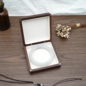 Caja de joyería de madera maciza para almacenamiento de pulseras, hecha a mano con forro de terciopelo, diseño compacto para organizadores de joyas - Product Image 1