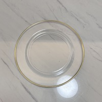 Assiettes de chargeur PS en plastique de mariage baroques rondes transparentes de 13 "avec bord doré pour décor de table décoration d'événement de restauration