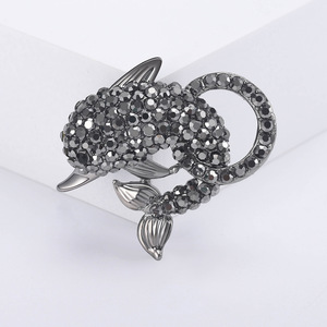 Broche de delfín nuevo y elegante para hombre y mujer con bonitos diamantes de imitación, accesorio de moda para compromiso de fiesta de boda, aleación hecha principalmente - Product Image 4