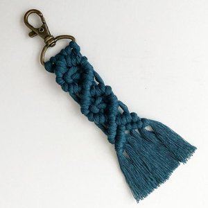 Llavero de macramé con cierre de oro antiguo Creaciones Hechas a Mano - Product Image 1
