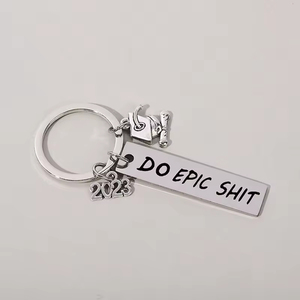 Bán Buôn 2023 Tốt Nghiệp Quà Tặng Keychain Làm Sử Thi Chết Chết Tốt Nghiệp Keychain 2023 Quà Tặng Cho Anh Thư Cô Khắc Kim Loại Móc Chìa Khóa - Product Image 2