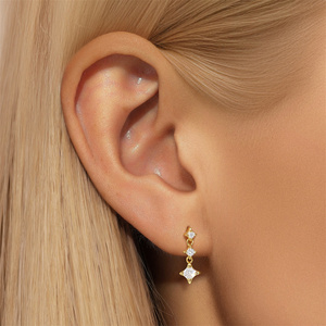 Joyería de Moda, Pendientes Elegantes de Plata de Ley 925 con Perlas Únicas e Incrustaciones de Circonita Irregular - Product Image 6