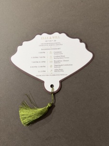 Tarjeta de Itinerario de Boda en Forma de Abanico con Impresión de Vainilla, Borla Verde, Estampado Dorado, Papel Elegante, Impresión Offset, Diseño de Logotipo Personalizado CN - Product Image 2