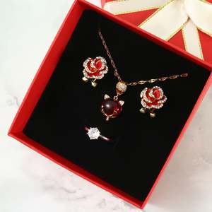 Caja de Regalo de Perfume de Lujo Personalizada, Impresa, con Materiales Reciclados Elásticos, con Lazo de Cinta en Relieve y Decoración Frontal - Product Image 4