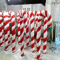 Sculpture géante en résine de fibre de verre en forme de canne à sucre et de sucette pour fête de Noël, Trio de cannes à sucre tourbillonnantes à la menthe