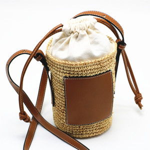 Borsa intrecciata da donna con tracolla in paglia intrecciata a botte rotonda in rafia artigianale - Product Image 3