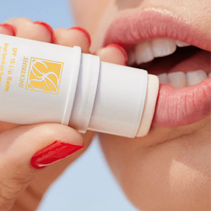 Balsamo Labbra Vegano Biologico Naturale alla Fragola <span class=keywords><strong>SPF</strong></span> <span class=keywords><strong>15</strong></span> UVA UVB, Protezione Solare a Lunga Durata, Idratante e Nutriente - Product Image 2