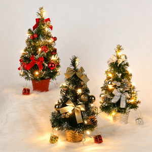 Mini <span class=keywords><strong>sapin</strong></span> <span class=keywords><strong>de</strong></span> <span class=keywords><strong>Noël</strong></span> artificiel en PVC pré-éclairé <span class=keywords><strong>de</strong></span> 40 cm avec petites boules lumineuses LED, pommes <span class=keywords><strong>de</strong></span> pin et nœuds pour table ou bureau – Classique - Product Image 2