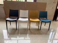Chaise de salle à manger en plastique PP durable, empilable, minimaliste et colorée, pour l'extérieur, vente en gros