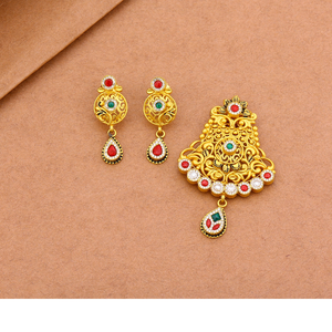 Parure de bijoux ethniques avec pendentif en or antique et pierres rouges et vertes, boucles d'oreilles et collier traditionnel pour mariée - Product Image 1