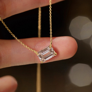 Collana con Pendente in Cristallo Oro Giallo, Catena Minimalista, Montatura a Griffe, Geometrica, per Uso Quotidiano, Unisex - Product Image 1