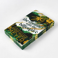 Auteur de livre en auto-édition avec édition spéciale de roman romantique avec tranche dorée