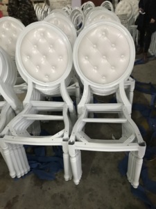 Chaise <span class=keywords><strong>Napoléon</strong></span> à dossier rond capitonnée, avec cadre en métal élégant de style vintage français, idéale pour les hôtels et les mariages - Product Image 5