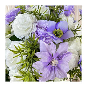 Arreglo floral personalizado romántico con rosas moradas, lavanda y flores blancas para centros de mesa de boda - Product Image 4