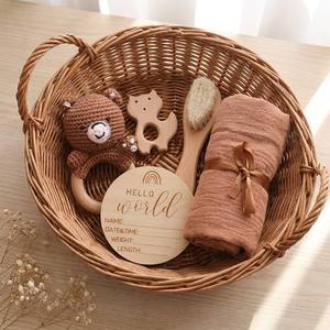 Ensemble cadeau pour nouveau-né Kaiyue : <span class=keywords><strong>Couverture</strong></span> d'emmaillotage en mousseline, hochet animal en crochet, anneau de dentition en bois, brosse, carte de développement – Nouveau coffret cadeau pour bébé - Product Image 1