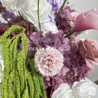 Boule de fleurs artificielles en soie DKB 50 cm, couleur violet poussiéreux moderne, avec amarante verte suspendue pour la décoration de cérémonie de mariage