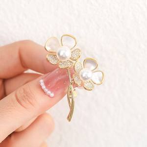 Broche de Flor de Camelia de Alta Calidad para Mujer, con Cristal de Agua Dulce de 6-8 mm y Aleación, para Moda y Regalos - Product Image 1