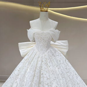 Robe de mariée JFH121 moderne et élégante, coupe princesse, avec appliques florales en cristal et broderies en dentelle, longueur ras du sol, traîne chapelle - Product Image 4