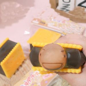 Jouet Squishy en TPR en forme de sandwich au chocolat, créatif et amusant, 6,5 cm, anti-stress, cadeau pour enfants et adultes, pour moments de détente - Product Image 4