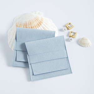 Pochette à bijoux rectangulaire en microfibre velours bleu clair 8x8cm avec fermeture à pression pour emballage de bracelets, vente en gros - Product Image 1