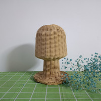 Supports à chapeaux en rotin faits à la main en gros, supports à perruques, accessoires de porte-manteaux, accessoires de style antique avec technique de tressage