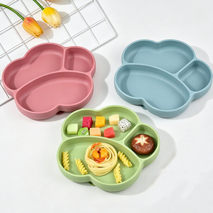 Plato de silicona con divisiones para niños, bandeja de alimentación con forma irregular en colores rosa, azul y verde. - Product Image 1