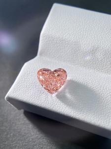Utilisé pour faire des boucles d'oreilles, des colliers et des bracelets, les diamants roses sont livrés avec des certificats et peuvent être personnalisés dans n'importe quelle forme. - Product Image 2