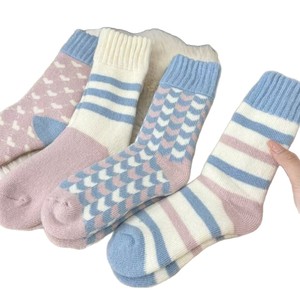 Chaussettes mi-mollet pour femmes, motif cœur, épaisses, en tissu éponge pelucheux, douces pour l'hiver - Product Image 3