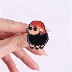 Broche en émail <span class=keywords><strong>mouton</strong></span> noir stylé avec lunettes de soleil pour décorer un sac à dos - Product Image 2