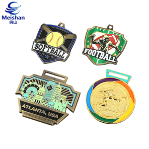 Insignia Coleccionable de Metal Esmaltado con Forma Asimétrica de Hoja de Meishan, Color Rojo Naranja Otoñal, Textura Delicada de Vetas - Product Image 4