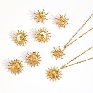 Conjunto de collar y pendientes con forma de oso, chapado en oro de 18K y con circonias en un elegante diseño. Ideal para bodas. - Product Image 3