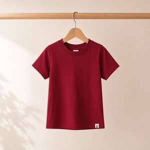 Camiseta básica color carmesí cómoda, hecha con tela de algodón transpirable y movimiento flexible para las aventuras divertidas de los niños pequeños. - Product Image 1