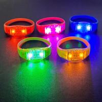 Pulseras LED Retro Ajustables de Goma con Control Remoto y Logotipo Personalizado para Grandes Eventos